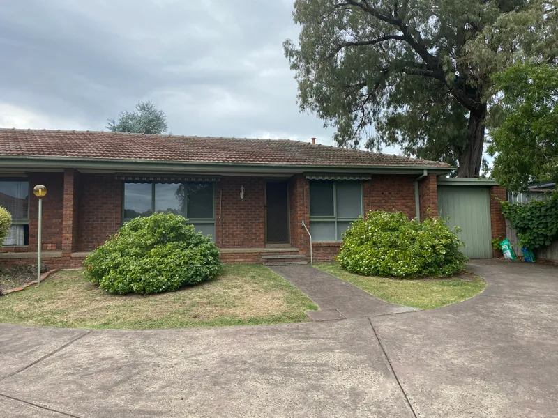 Private and Comfortable - RECENTLY PAINTED & NEAR NEW CARPETS!