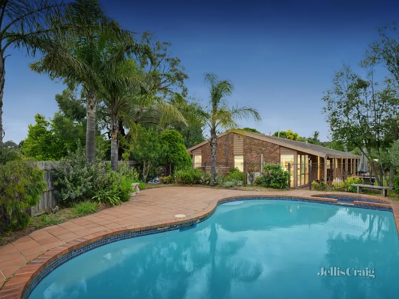 Timeless design, family zoning and private pool