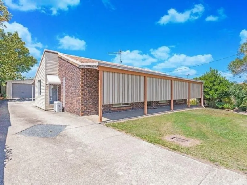2 BAY SHED + HUGE OUTDOOR ENTERTAINING ! 
