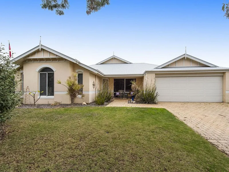 Family Home Opposite Meadow Springs Golf Course