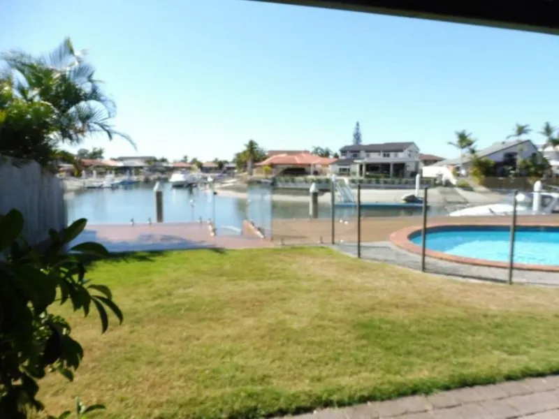 Bring your Boat! Wide Canal Outlook with a 9 Metre Pontoon