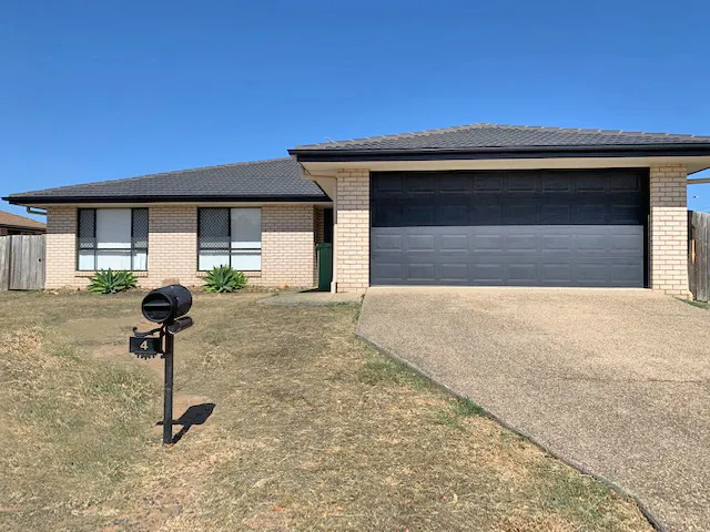 On the Edge of the Estate. Good family home - 800m2