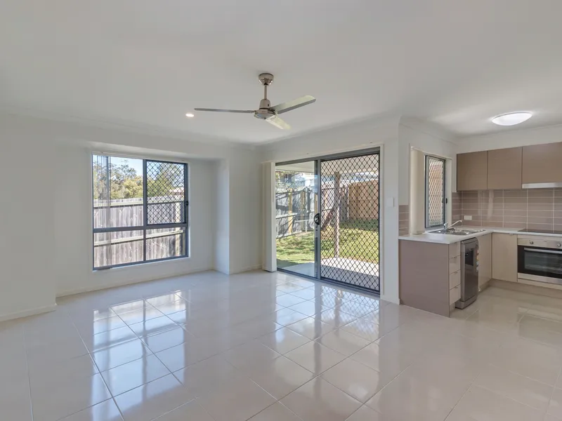 DUPLEX WITHIN EASY DISTANCE TO TRAIN STATION