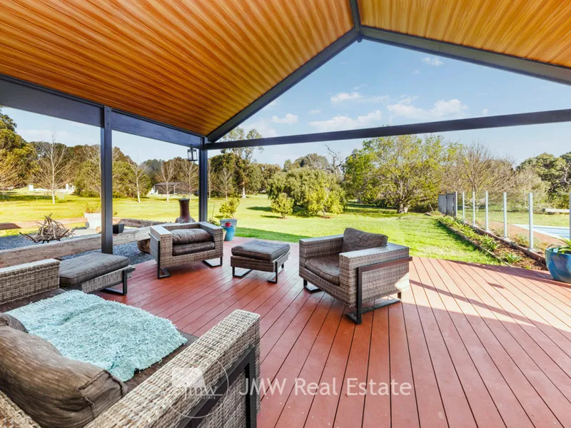 SERENITY & SPACE ON WISTERIA