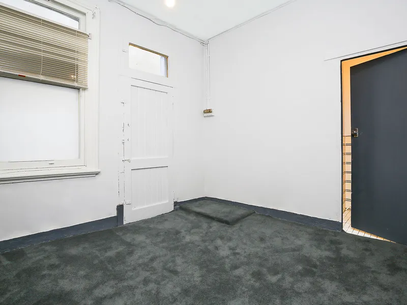 Self contained studio apartment in the heart of Newtown's vibrant business district