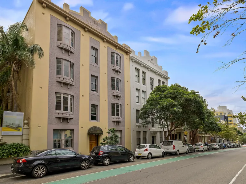 Spacious, Unfurnished, One Bedroom Art Deco Apartment