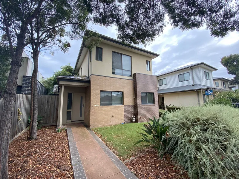 Modern townhouse in a well positioned location.