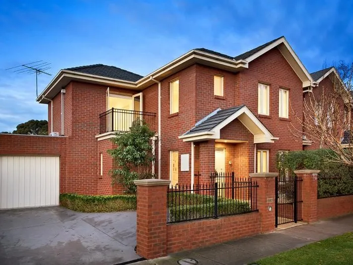 Light, Bright and Spacious Townhouse!