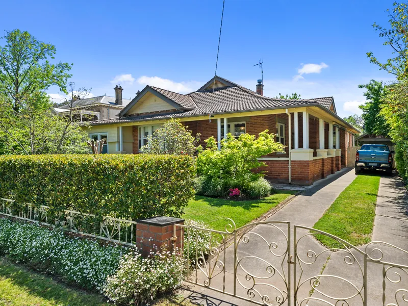 LUXURIOUS PERIOD GRANDEUR IN TIGHTLY-HELD LOCALE