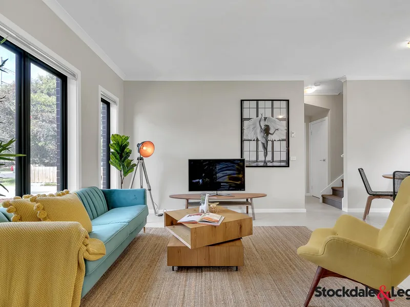 Walk To Work, Only 100m from Laverton Station!