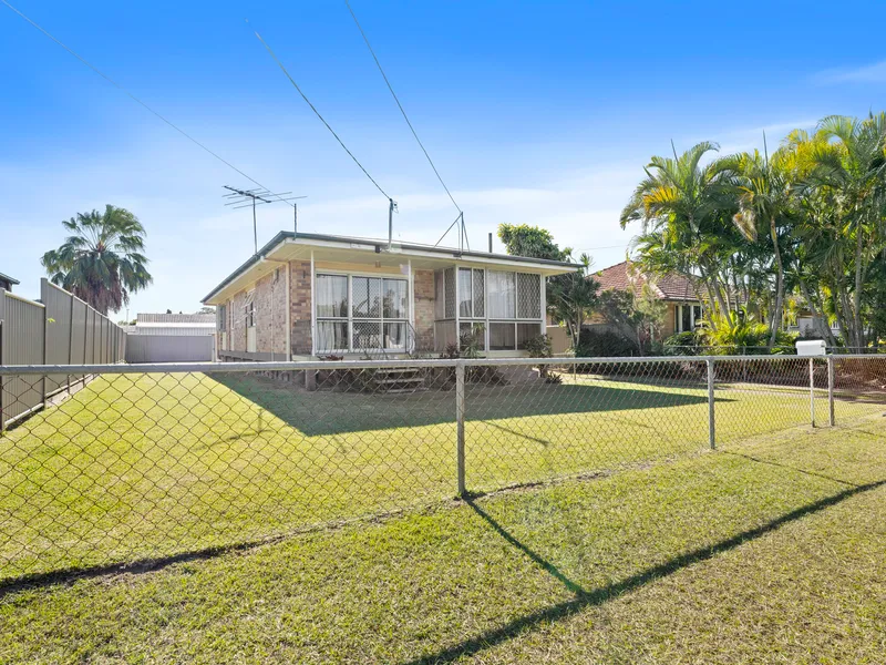 Neat 3 bedroom home in Wynnum West with side access