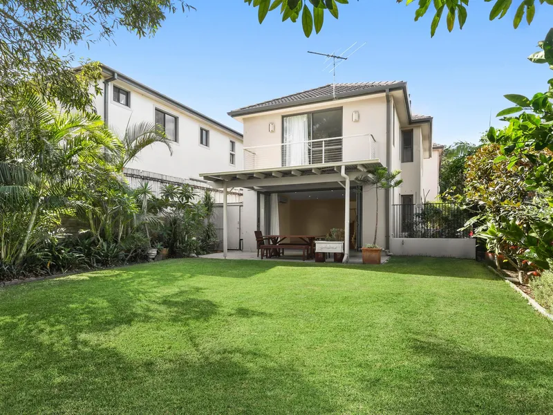 FREESTANDING SUNNY HOME, QUIET, LOCATED AT REAR WITH LUG!