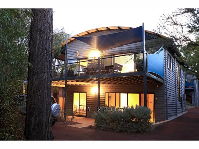 STUNNING 4x2 FURNISHED BEACH HOME NEAR THE BAY