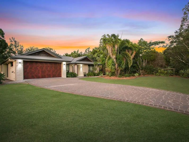 THE ULTIMATE IN LIVING & ENTERTAINING