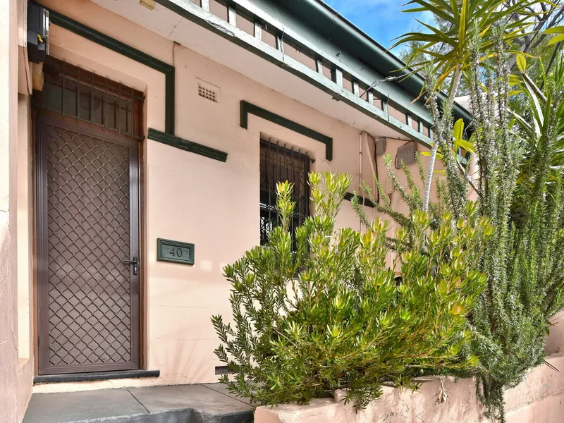 Charming Victorian Cottage, Stylish Living, Convenient Yet Quiet Location 