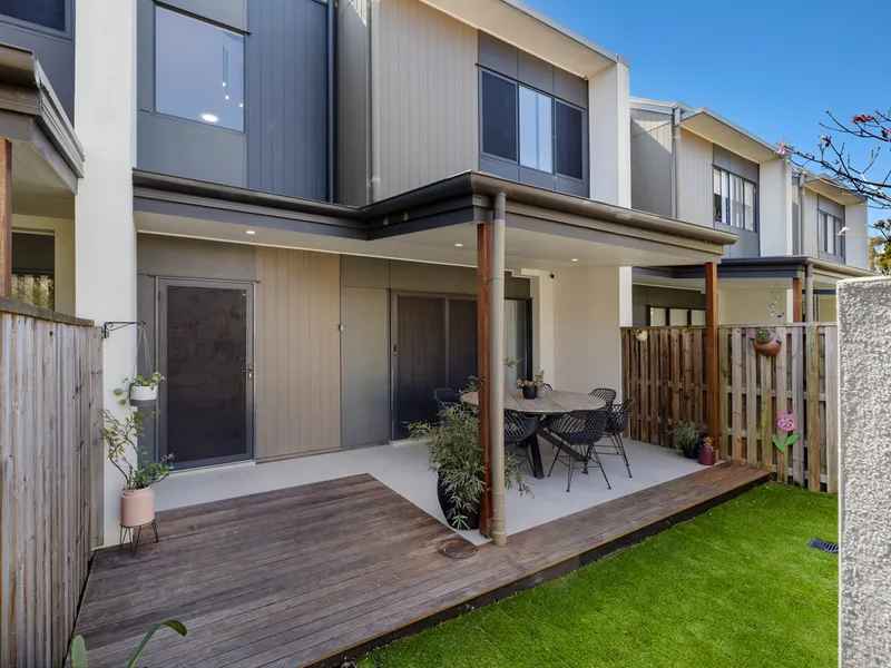 SLEEK, MODERN AND SPACIOUS TOWNHOUSE