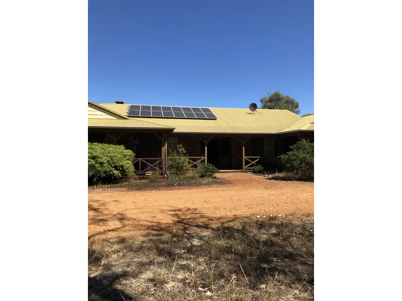RURAL LIFESTYLE ON ACREAGE - MINTUES TO THE FREEWAY & MANDURAH CENTRAL
