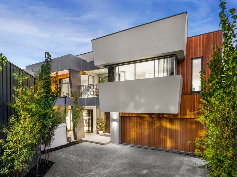 An impressive indoor-outdoor entertainer with poolside recreation