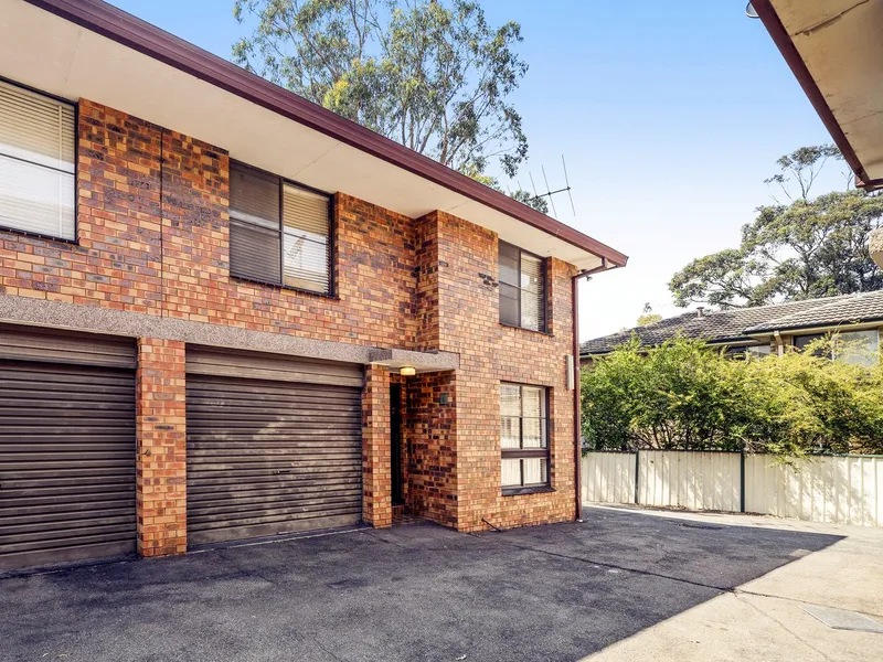 Low maintenance townhouse in peaceful leafy pocket