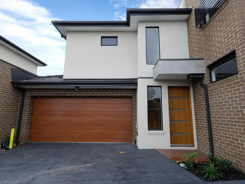 Luxurious Executive Living - Brand-New!