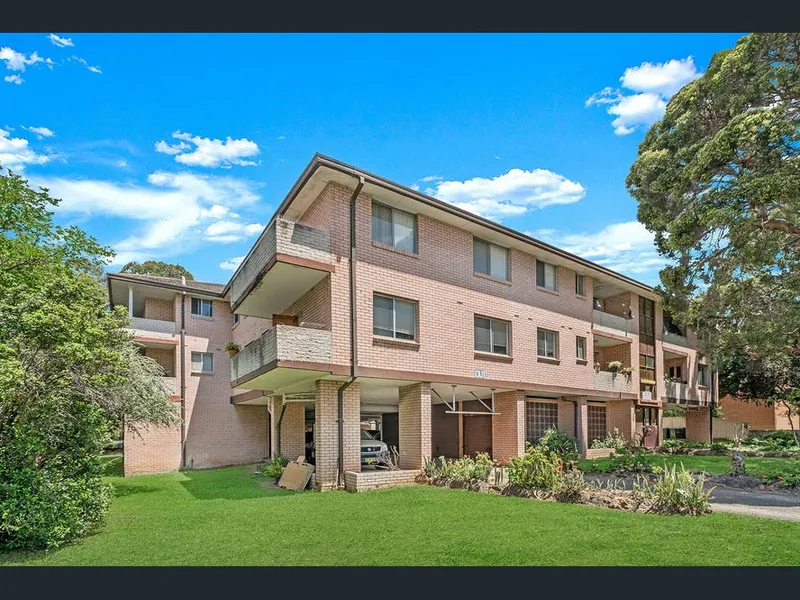 FULLY RENOVATED - 2 bedrooms - High quality finishes throughout - High ceilings & Generous living and dining - Exquisite kitchen with integrated appli