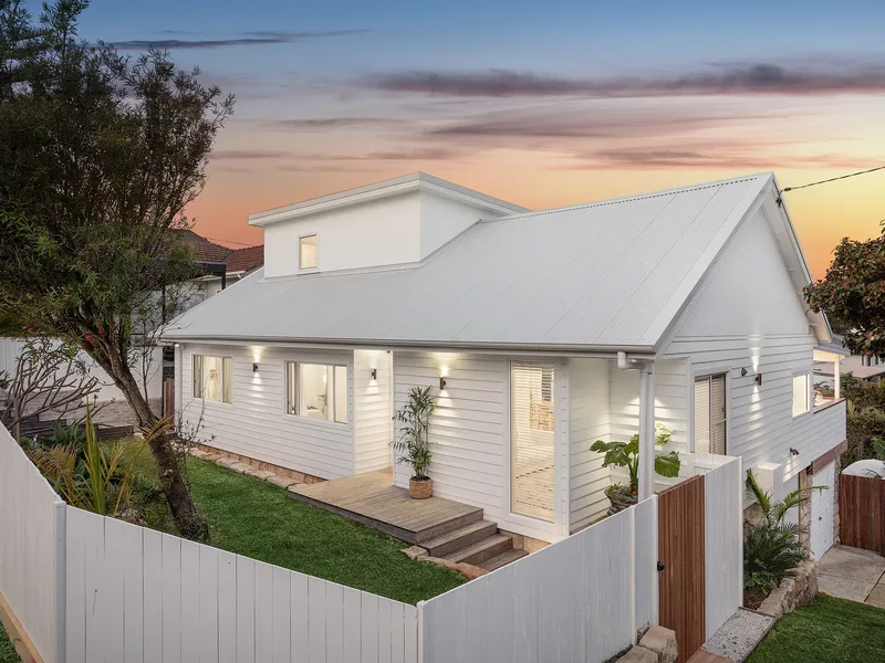 Chic Renovated Coastal Entertainer