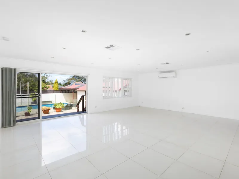OVERSIZED HOUSE IN IDEAL LOCATION!