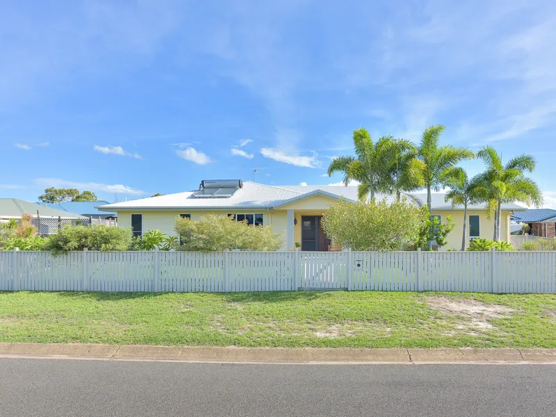 Stunning family home in Riverside Drive with a pool!