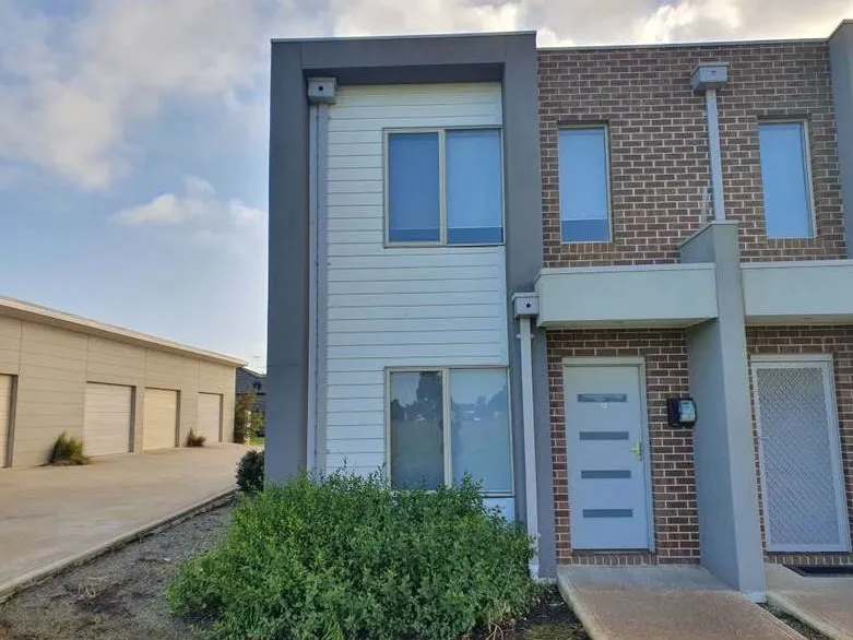 2 bedrooms and 2 living areas close to schools