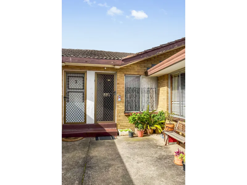 Renovated Villa Unit in Sought After Location!