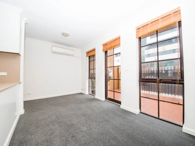 ONE BEDROOM APARTMENT WITH CARPARK