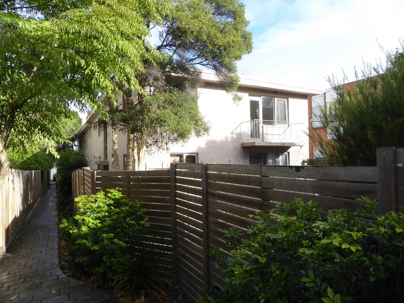 Spacious Apartment in Quiet Street!