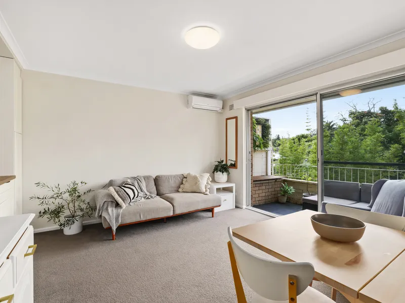 Bright beachside apartment in fantastic lifestyle location