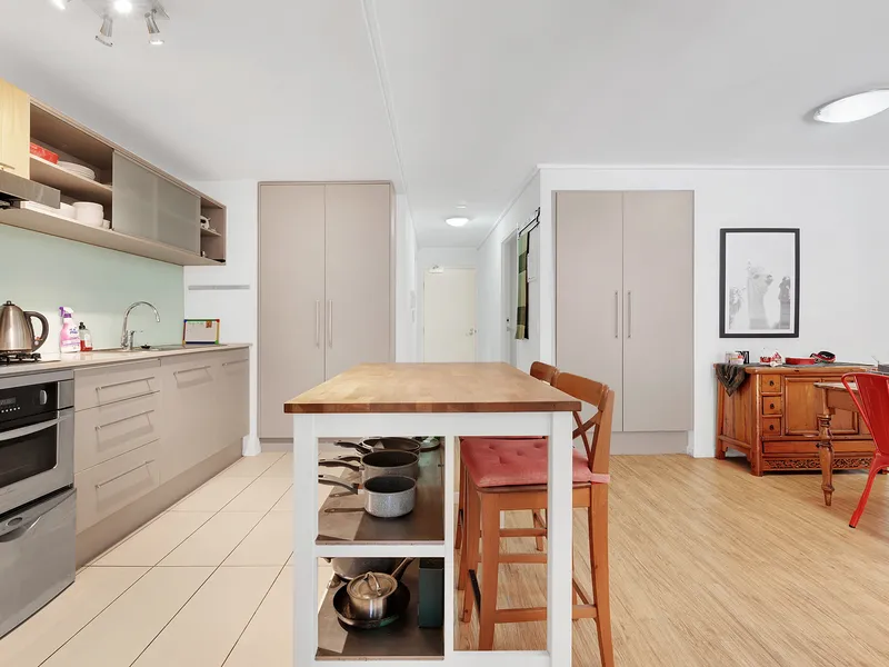 2-Bed apartment in renowned retail and dining precinct