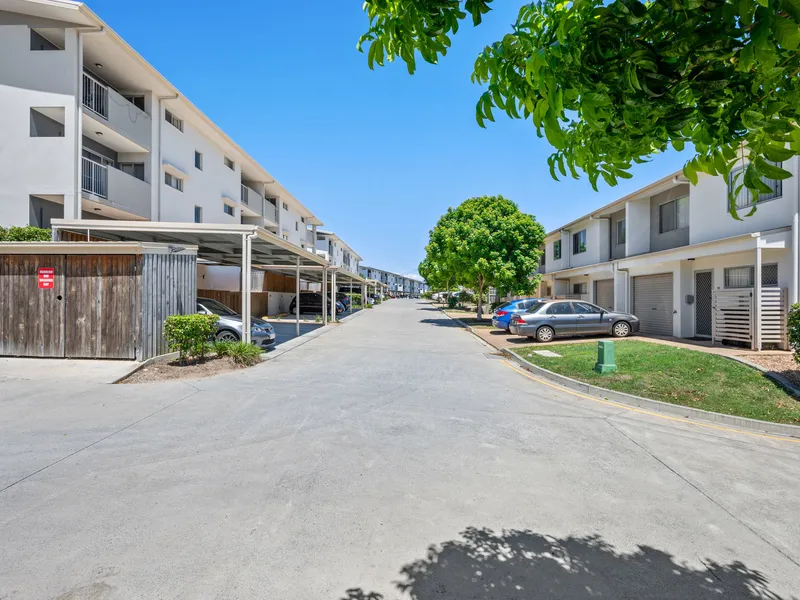 High Growth Area in Gated Complex North Lakes Views