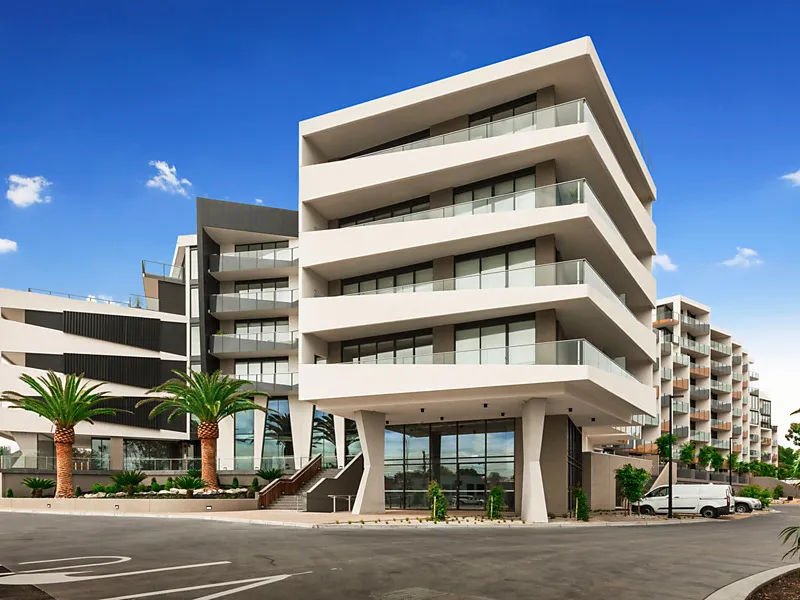 RESORT STYLE LIVING WITH ENORMOUS SUN FILLED COURTYARD