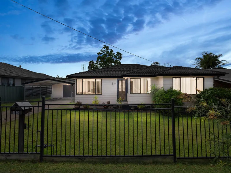 4 bedroom home, 1012sqm with rear lane!