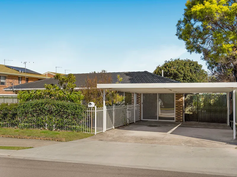 4 bedroom, low maintenance in an ideal location!