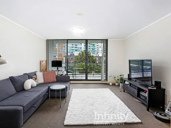 LARGE TWO-BEDROOM APARTMENT IN THE HEART OF WOLLI CREEK