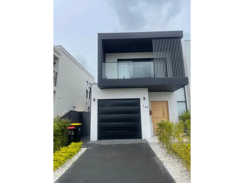 SLEEK AND LUXURIOUS FAMILY HOME