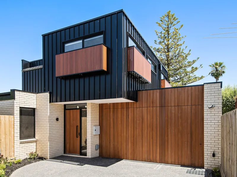 BRAND NEW EXECUTIVE LIVING WITH ULTIMATE WOW FACTOR!