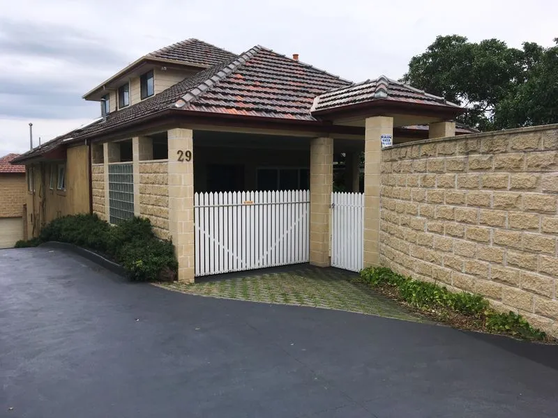 SPACIOUS FAMILY HOME - SHORT TERM LEASE AVAILABLE