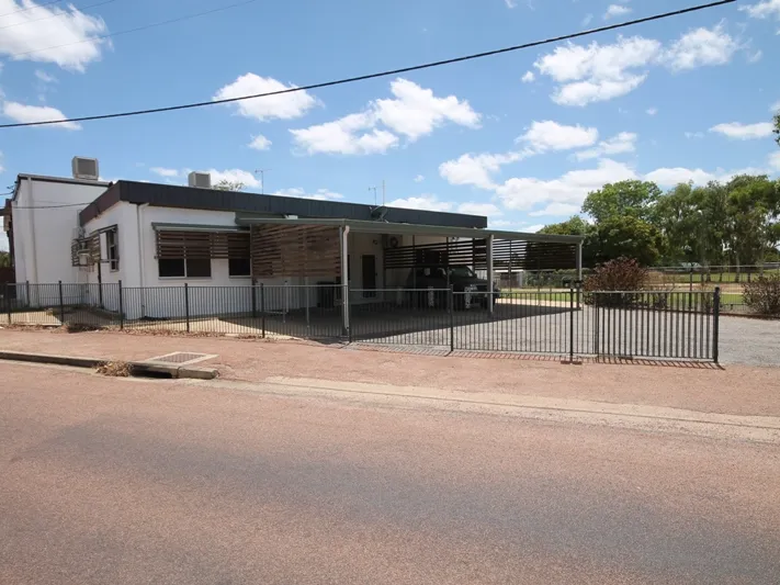 2 x LARGE MODERN UNITS ~ CENTRAL TO TOWN ~ SCHOOLS ~ SHOPS