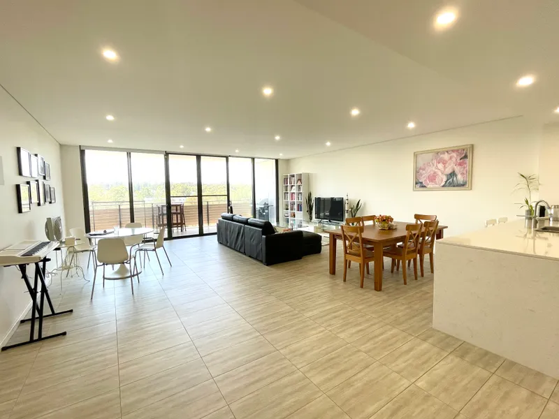 Waterfront Lifestyle - Peaceful place with massive three bedroom apartment...