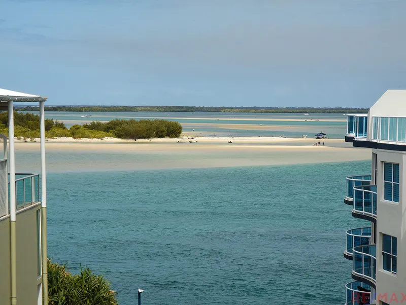 EXCLUSIVE WATERFRONT PENTHOUSE PROVIDING BREATHTAKING VIEWS