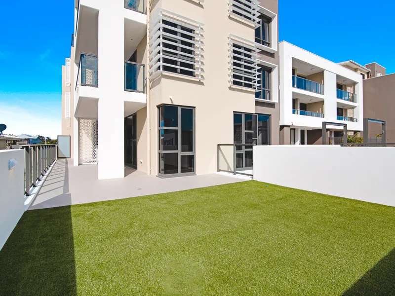 EXTENSIVE INDOOR AND OUTDOOR LIVING