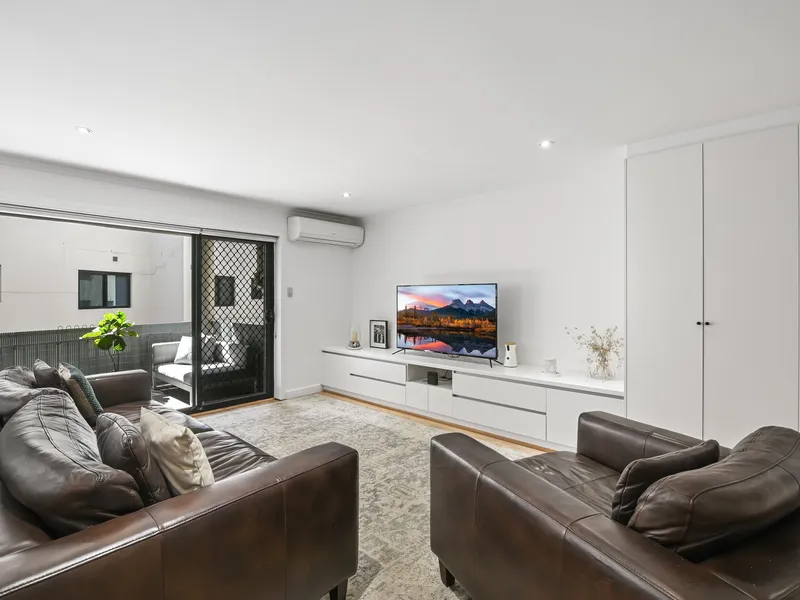 Large Two Bedroom Apartment In Secure Parkside Complex