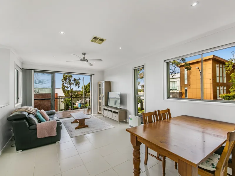 Air conditioned, three bedroom house with gas cooking and additional fourth rumpus/bedroom!!