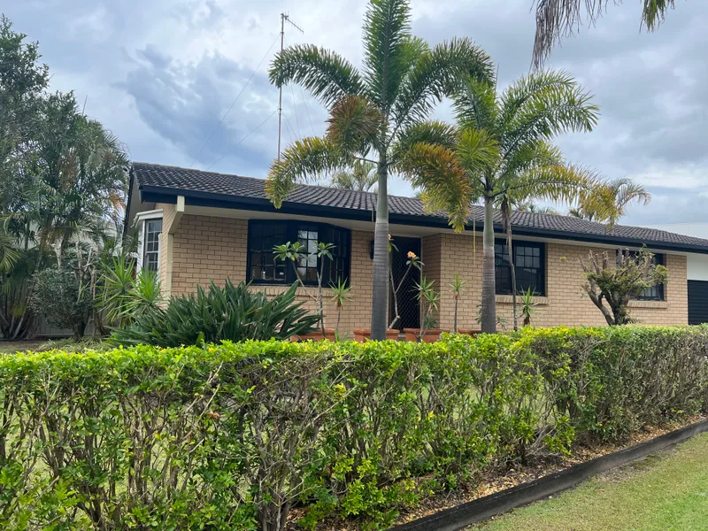 FAMILY HOME WALKING DISTANCE TO THE BEACH!