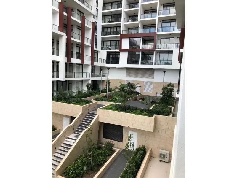 Luxurious Water View 1 Bedroom + 1 Study Apartment for Rent